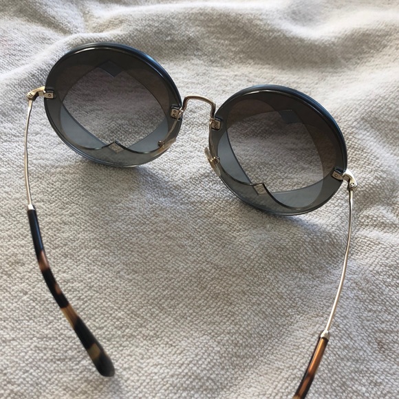 Miu miu sunglasses. - Picture 3 of 5